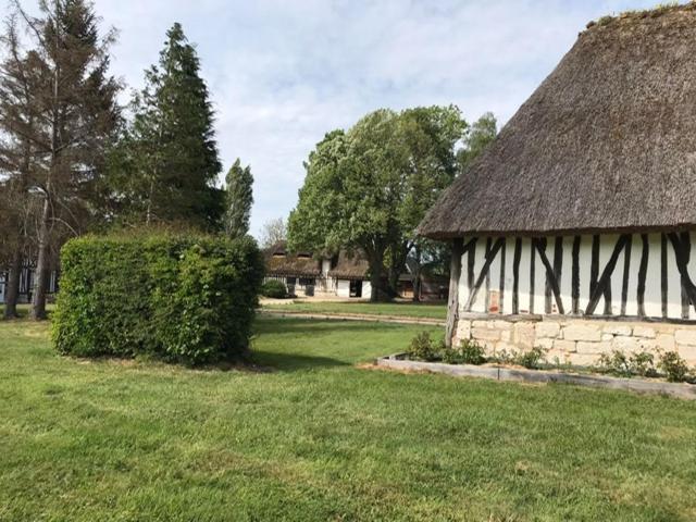 La Gloriette Gite Situe Dans La Propriete Dun Magnifique Manoir Vatteville-la-Rue Luaran gambar