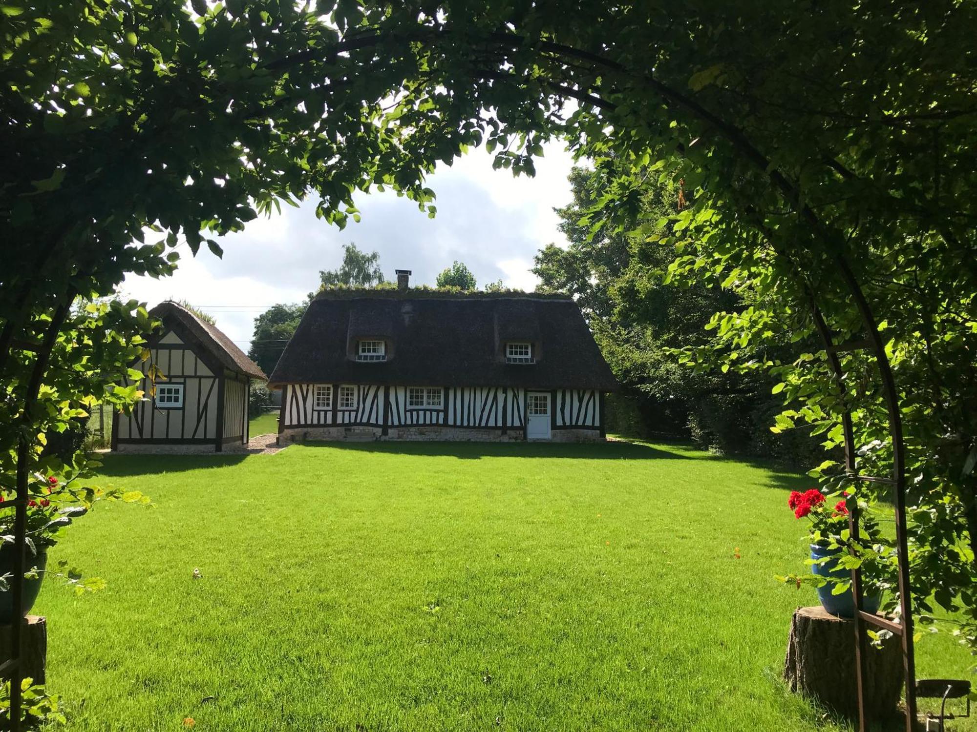 La Gloriette Gite Situe Dans La Propriete Dun Magnifique Manoir Vatteville-la-Rue Luaran gambar